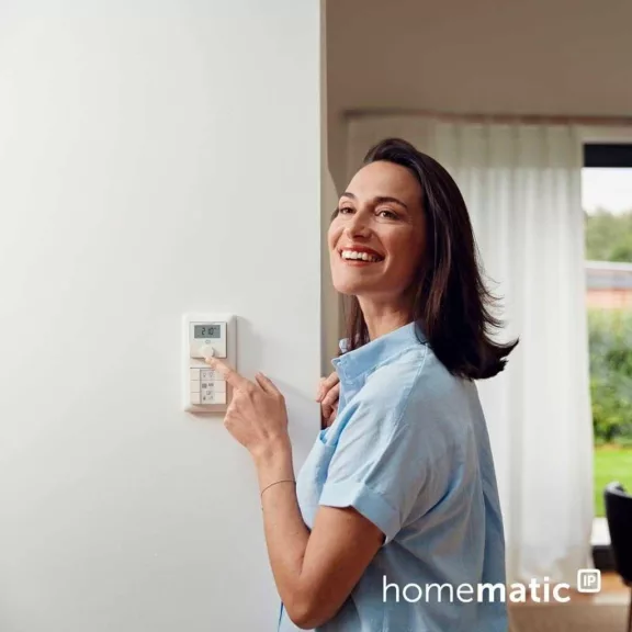 Homematic IP Smart Home Fali Termosztát HmIP-WTH-1, Páratartalom Érzékelő, Radiátor És Padlófűtés, LED Kijelző, Programozható, App, Érintés, Hangvezérlés, Fehér