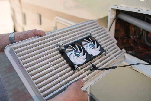 TITAN TTC-SC22 Lakókocsi Hűtő Dupla Ventilátor, 12V DC, 5.76W, 500–2600 RPM, 3000 L/perc, 28 dB, IP55, Kétgolyós Csapágy, Időzítő, Fordulatszám Szabályzó