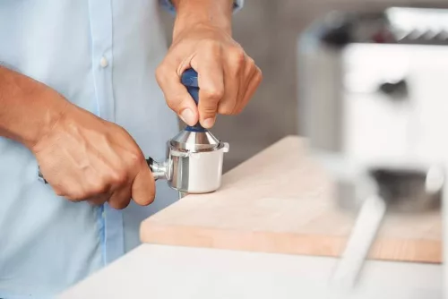 De'Longhi DLSC058 Kávétömörítő - Kalibrált Rozsdamentes Acél Alap, Fa Nyél, 51 mm Átmérő