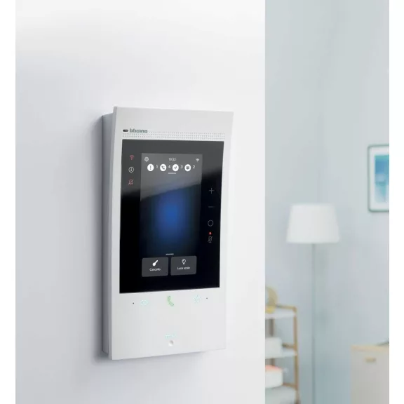 Bticino Classe 300EOS With Netatmo Video Kaputelefon, Wi-Fi, Alexa Hangasszisztens, 13 cm Érintőkijelző, App Home+Security, 2-eres Technológia, 30 W, 230 V, Fehér