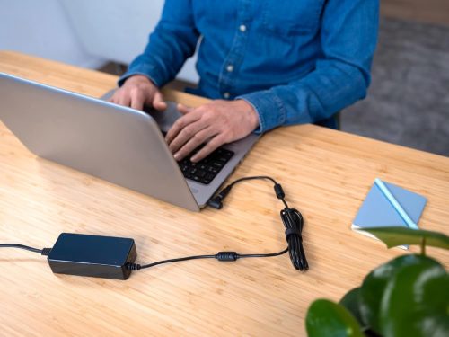 Trust 70W univerzális laptop töltő, fekete