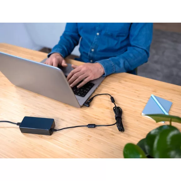 Trust Gaming 22141 Univerzális Laptop Töltő, 70 W, 18–20 V, 3,68 A, 100–240 V, Smart Protection, Cserélhető Csatlakozók, Utazáshoz, Energiatakarékos, Fekete