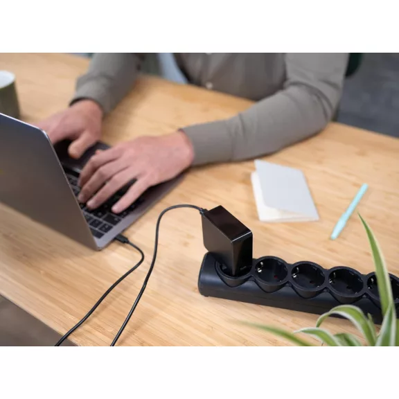 Trust Maxo 23418 USB-C Hálózati Töltő, 61 W, 100-240 V AC, 1 USB Port, 2 m Kábel, Laptop, Tablet, Telefon Kompatibilitás, Fekete