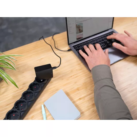 Trust Maxo 23418 USB-C Hálózati Töltő, 61 W, 100-240 V AC, 1 USB Port, 2 m Kábel, Laptop, Tablet, Telefon Kompatibilitás, Fekete