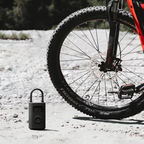 Xiaomi Portable Electric Air Compressor 2 Hordozható Kompresszor, Akkus, 18 L/perc Légszállítás, 10 bar Nyomás, 2000 mAh Akku, LED Fény, Fekete