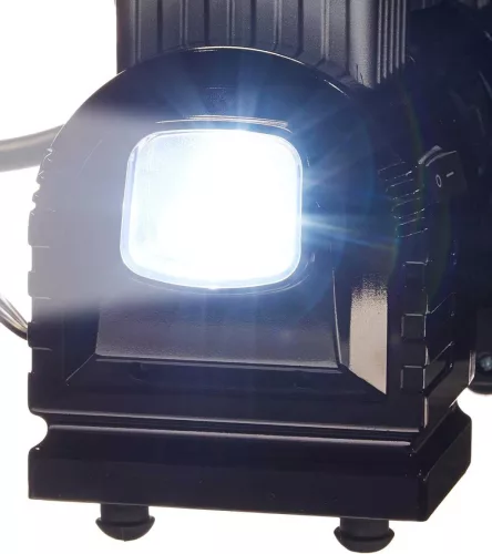 Amazon Basics AC010178C Hordozható Digitális Kompresszor, 12V, Két Hengeres, 8,3bar, 60 L/perc, 50 L Kapacitás, LED Fény, Auto Kikapcsolás, 5 m Tömlő, Akkucsipesz, Táska, Fekete Piros