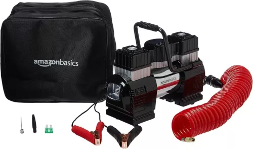 Amazon Basics AC010178C Hordozható Digitális Kompresszor, 12V, Két Hengeres, 8,3bar, 60 L/perc, 50 L Kapacitás, LED Fény, Auto Kikapcsolás, 5 m Tömlő, Akkucsipesz, Táska, Fekete Piros