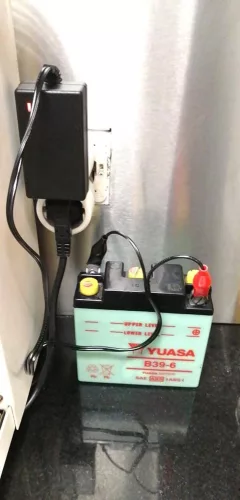 Ólomsavas Akkumulátor Töltő, 7.4V 2A Töltő Csipeszel 6V-os Akkumulátorhoz EU dugaljjal, Fekete